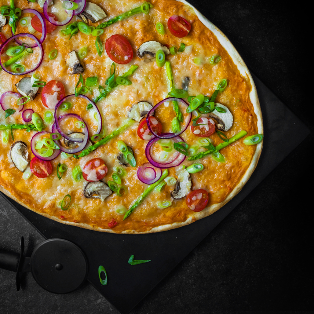 Flammkuchen mit bedda Frischcreme Paprika, bedda Reiberei, grünem Spargel, Kirschtomaten, Champignons und roten Zwiebeln